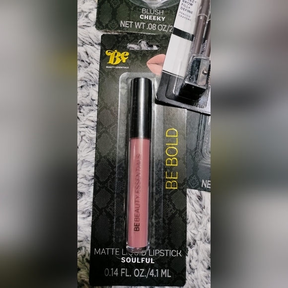 Make-Up Bundle - Picture 6 of 6